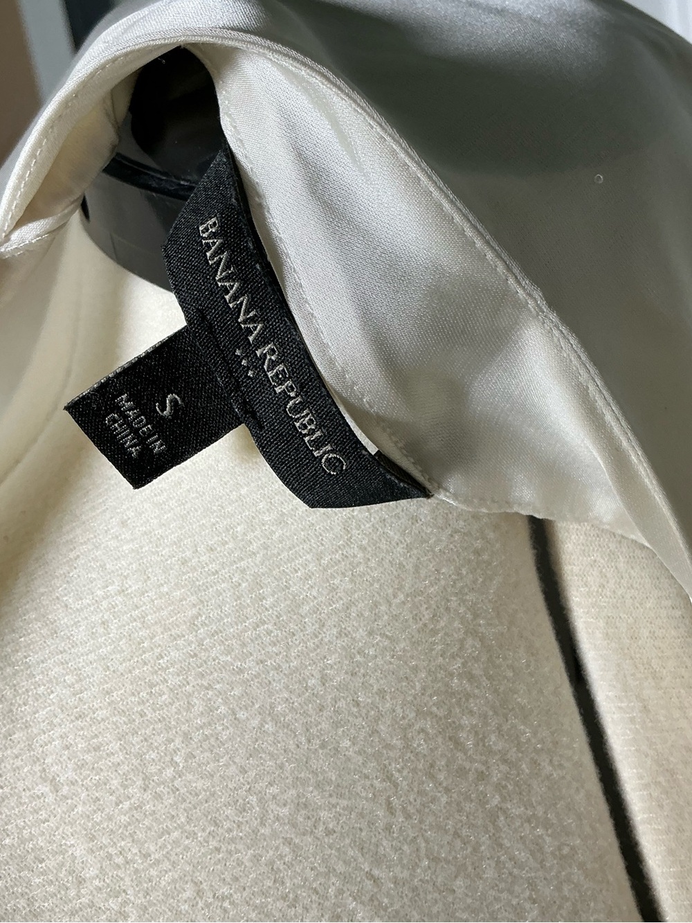 Banana Republic satin V-neck top - Picture 3 of 4